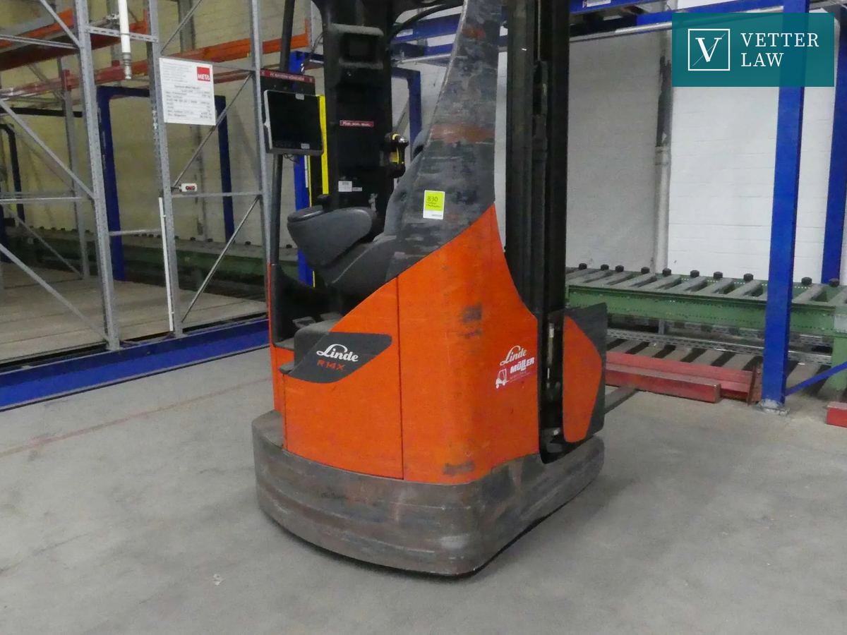 LINDE R 14 X Schubmaststapler mit Ladegerät und Zusatzbatterie – Baujahr 2014, maximale Traglast 1.400 kg - 10.016 Betri – Bild 1