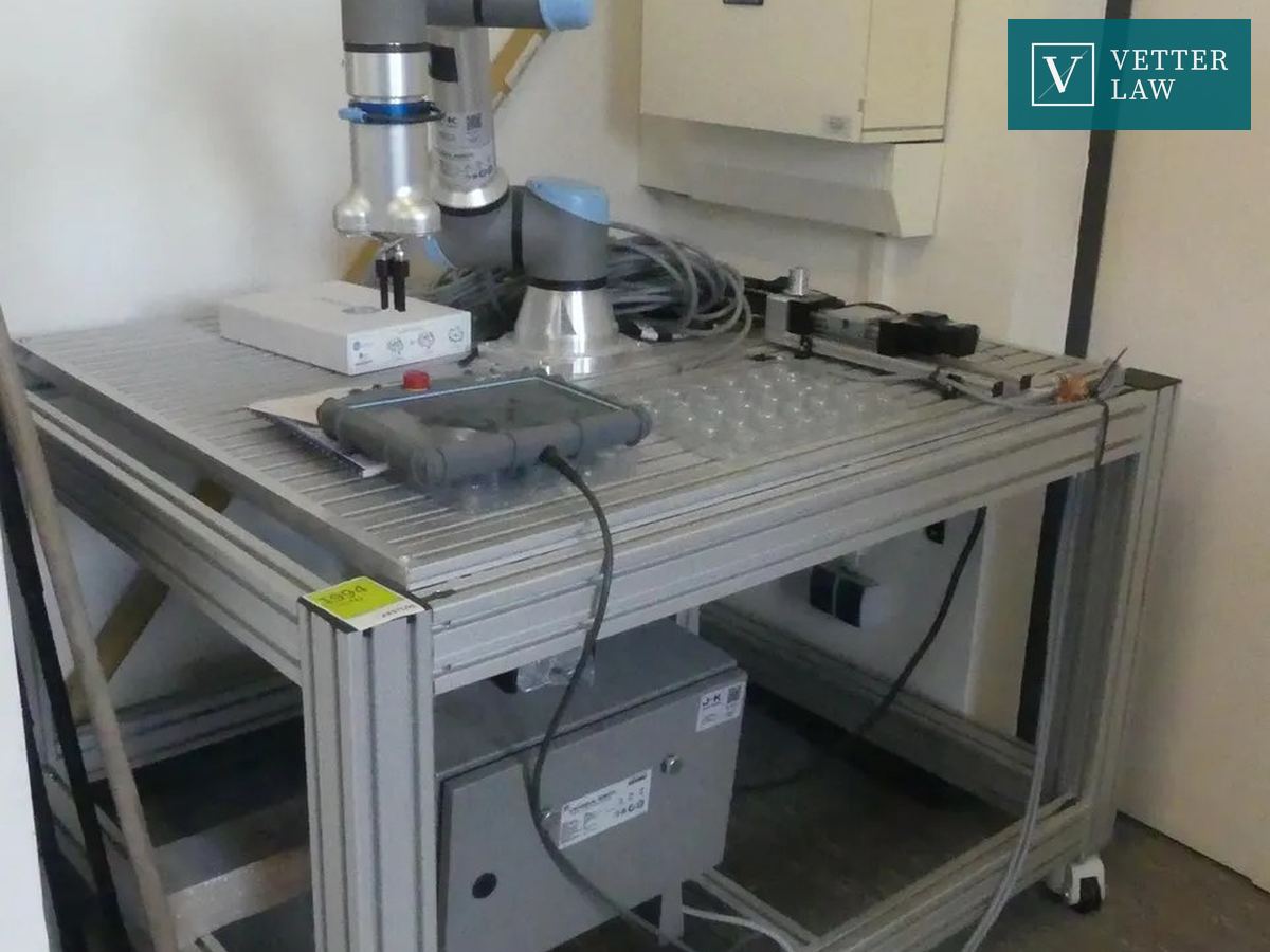 UNIVERSAL ROBOTS UR5e mit Tisch – Maße des Tisches in cm ca. 142 x 122 – Bild 1